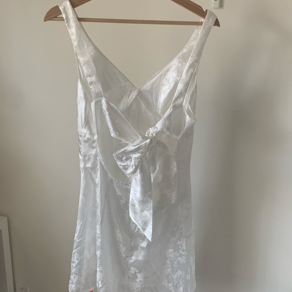 silk white dress - Picture 3 of 3